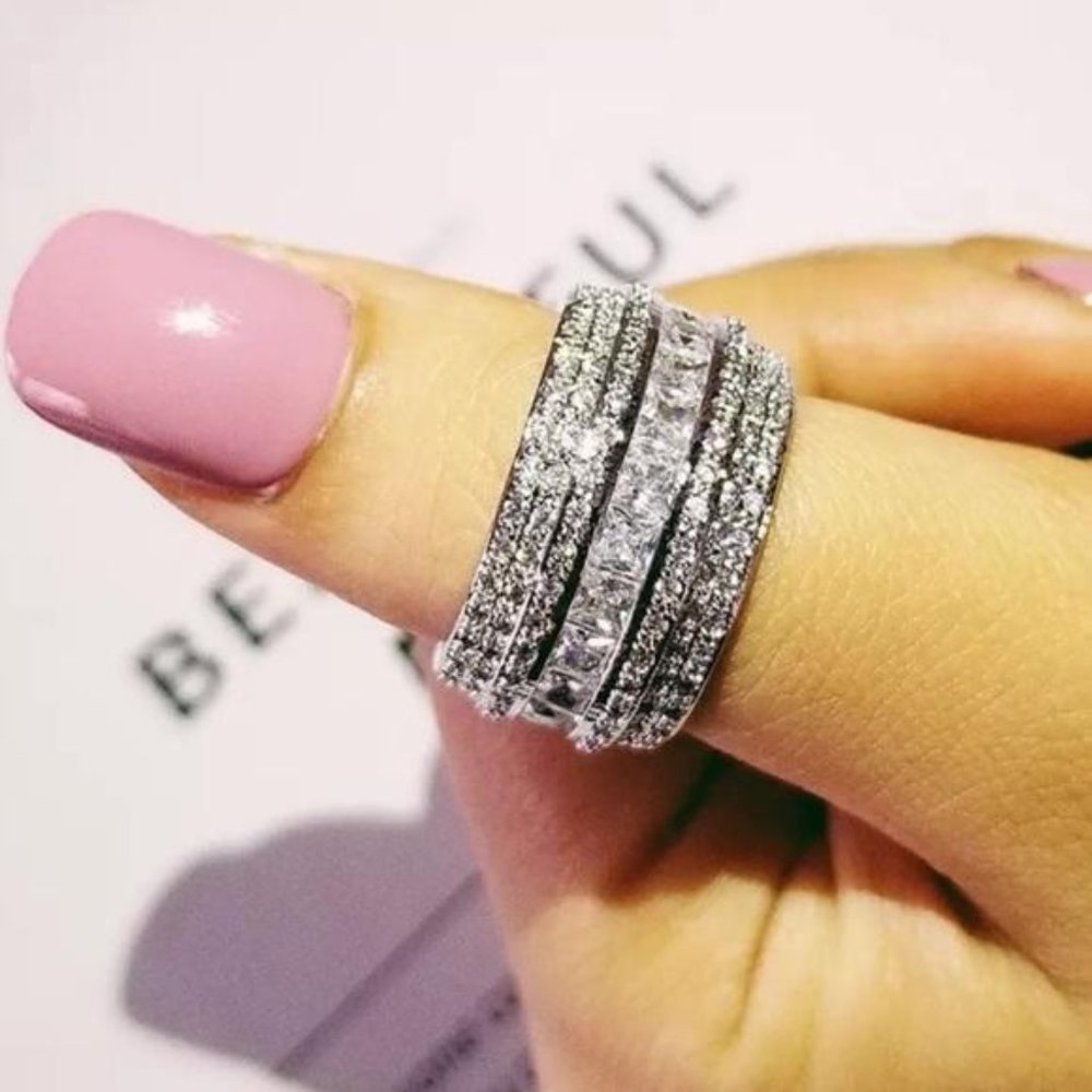 NEW LUXURY 925 STERLING SILVER DIAMOND RING, CUTE RING, SHINY RING.